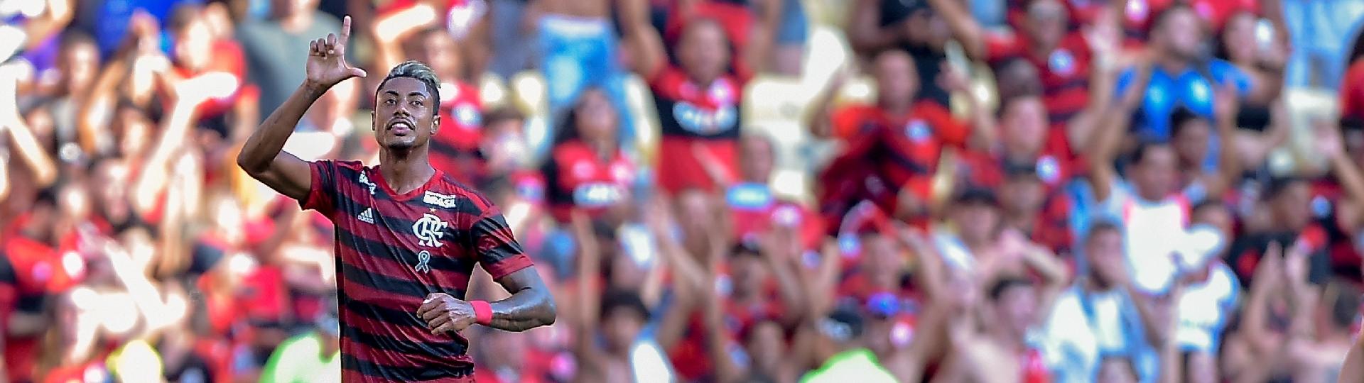 Bruno Henrique comemora gol do Flamengo contra o Fluminense