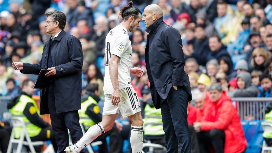 Gareth Bale passa por Zidane após ser substituído em jogo do Real Madrid; técnico desejou o melhor ao jogador - David S. Bustamante/Getty Images