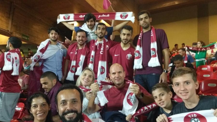 Torcedores do Qatar ganham apoio de brasileiros e "vencem" colombianos - Diego Salgado/UOL Esporte