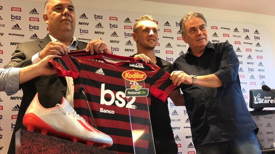 Lateral direito Rafinha é apresentado pelo Flamengo ao lado de dirigentes do clube - Bruno Bráz/UOL 