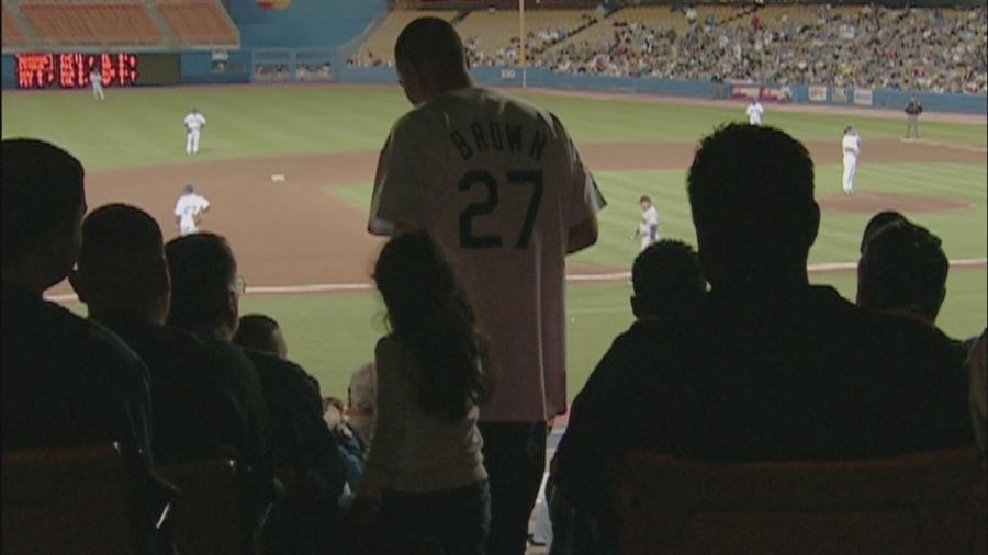 Juan Catalan, torcedor do Los Angeles Dodgers, no jogo que o livrou da pena de morte - Reprodução/Netflix