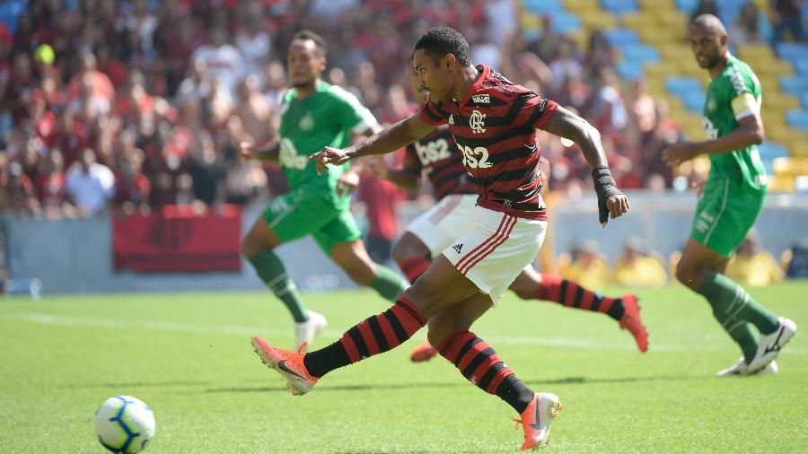 Vitinho, do Flamengo, em ação contra a Chapecoense - Alexandre Vidal/Flamengo