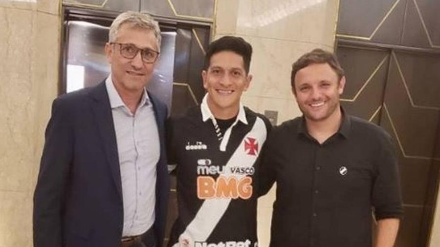 Dirigentes do Vasco com Germán Cano (centro) no dia do anúncio da contratação do atacante  - Instagram / Germán Cano