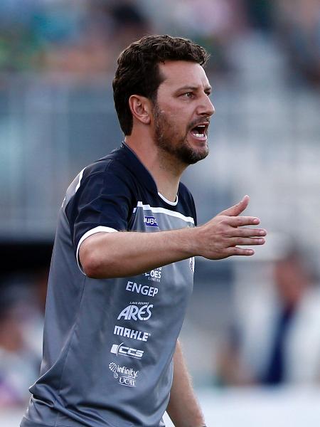 Elano, técnico da Inter de Limeira, durante partida contra o Palmeiras no estadio Major Levy Sobrinho