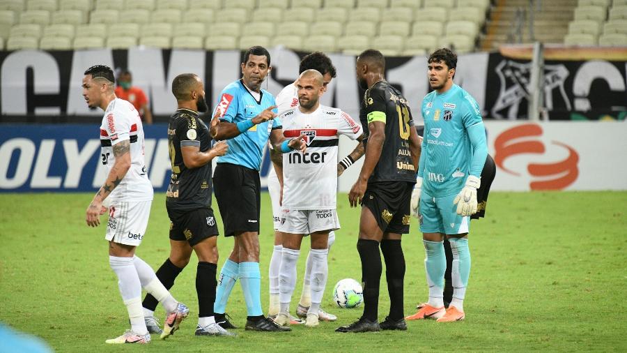 Jogadores de São Paulo e Ceará discutem com o árbitro Wagner Magalhães em jogo polêmico em Fortaleza - Kely Pereira/Kely Pereira/AGIF