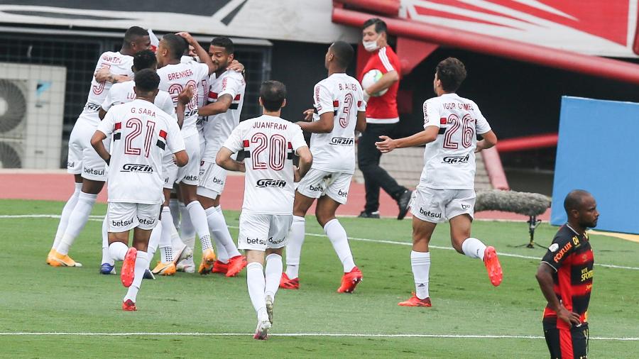 No Morumbi, jogadores do São Paulo comemoram gol da vitória sobre o Sport - Alexandre Schneider/Getty Images