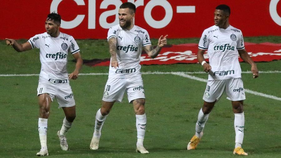 Jogadores do Palmeiras comemoram o gol de Rony contra o América-MG - Fernando Moreno/AGIF