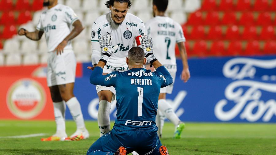 Gustavo Gómez e Weverton durante partida entre Guaraní e Palmeiras - Nathalia Aguilar-Pool/Getty Images
