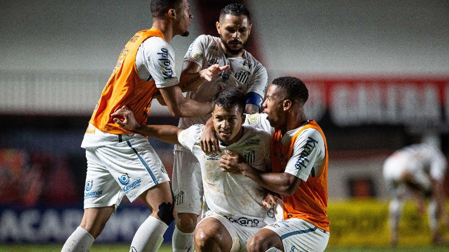 Santos empata com o Atlético-GO com um a mais e se ...
