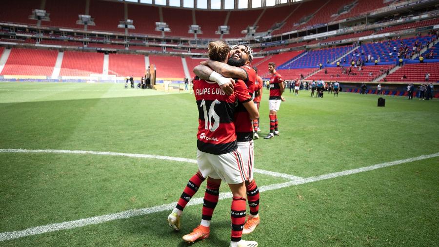 Gabigol e Filipe Luis comemoram conquista da Supercopa do Brasil - Lucas Figueiredo/CBF