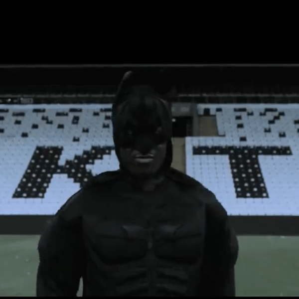 Michy Batshuayi apareceu vestido de Batman em chegada ao Besiktas