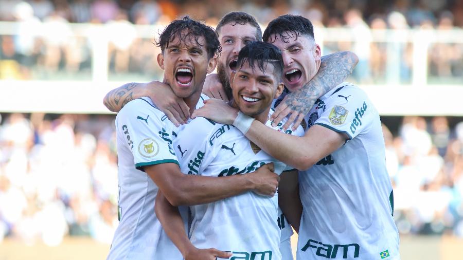 Jogadores do Palmeiras comemoram o primeiro gol do Palmeiras, na Vila Belmiro - Fernanda Luz/Fernanda Luz