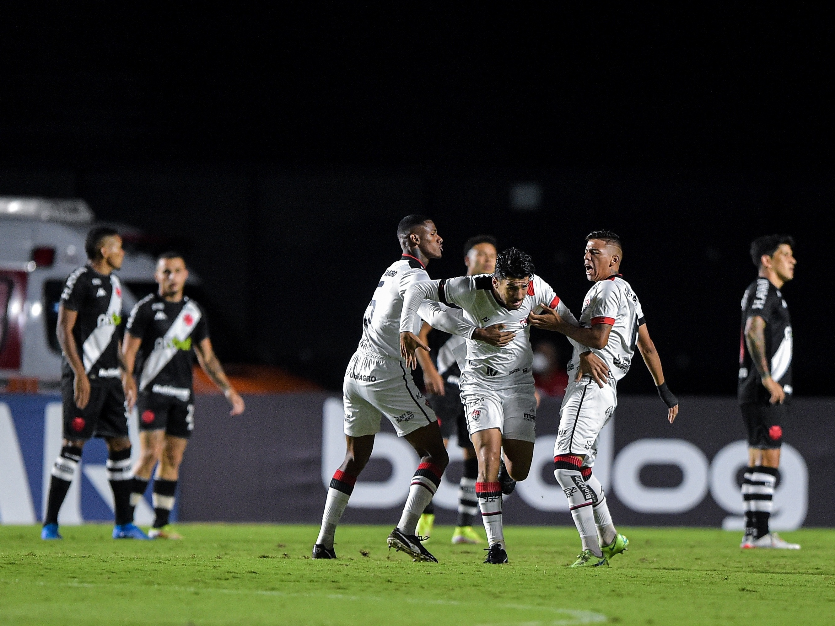 Vasco bate o Cuiabá e segue vivo na luta contra o rebaixamento