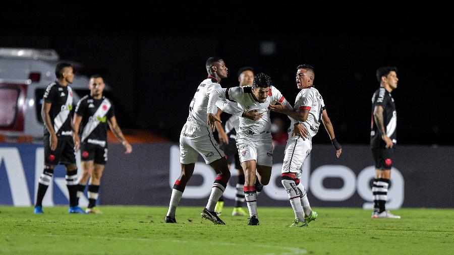 Marcinho, do Vitória, comemora seu golaço sobre o Vasco logo aos 57 segundos do primeiro tempo - Thiago Ribeiro/AGIF