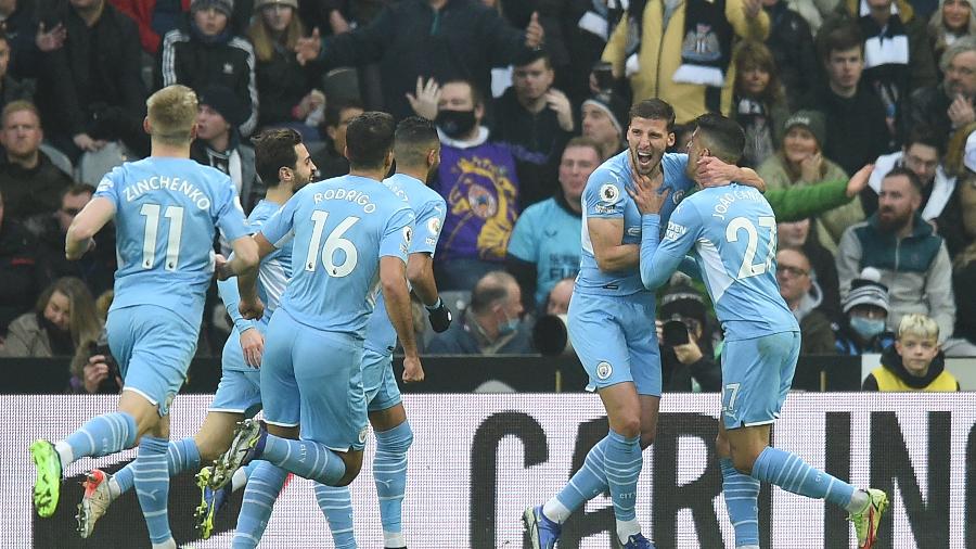 Jogadores do Manchester City comemoram gol sobre o Newcastle no Inglês - OLI SCARFF / AFP