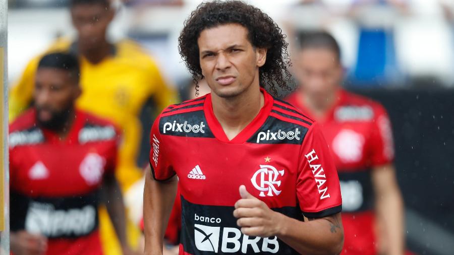 OPINIÃO: Willian Arão atuando como zagueiro é um crime contra o futebol