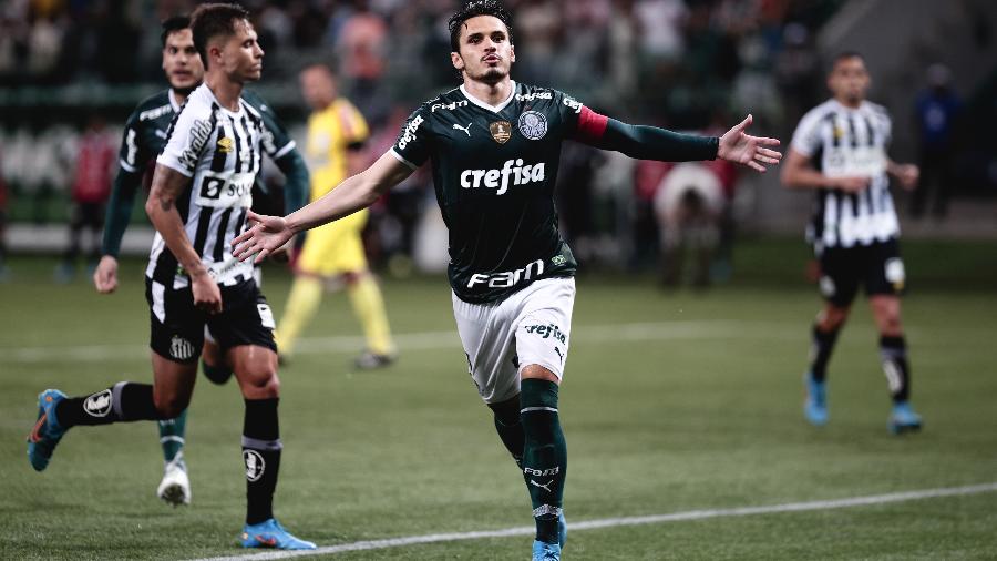 Raphael Veiga jogador do Palmeiras comemora seu gol durante partida contra o Santos no Allianz Parque pelo campeonato Paulista 2022.  - Ettore Chiereguini/AGIF