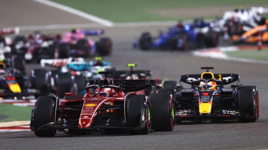 Charles Leclerc e Max Verstappen lideram pelotão nas primeiras curvas do GP do Bahrein de Fórmula 1 em 2022 - Clive Rose - Formula 1