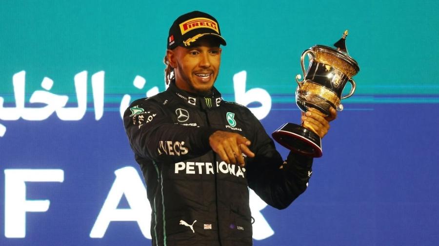 Lewis Hamilton, da Mercedes, celebra o terceiro lugar no GP do Bahrein de Fórmula 1 em 2022 - Lars Baron/Getty Images
