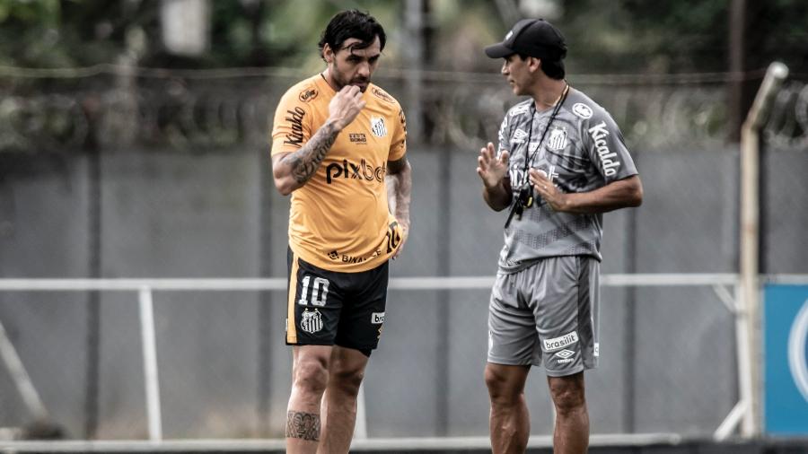 Ricardo Goulart e o técnico Fabián Bustos, do Santos, em treino do time do CT Rei Pelé - Ivan Storti/Santos FC