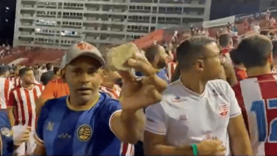 Torcedor do Náutico exibe pedra atirada de fora do estádio por torcedores rivais durante a partida contra o CSA - Reprodução/Twitter
