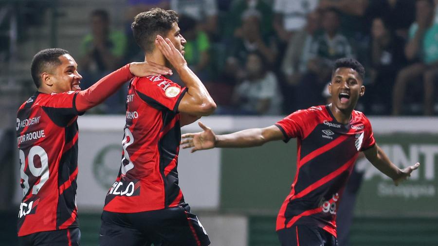 Vitor Bueno, do Athletico-PR, comemora gol contra o Palmeiras pelo Brasileirão - Marcello Zambrana/AGIF