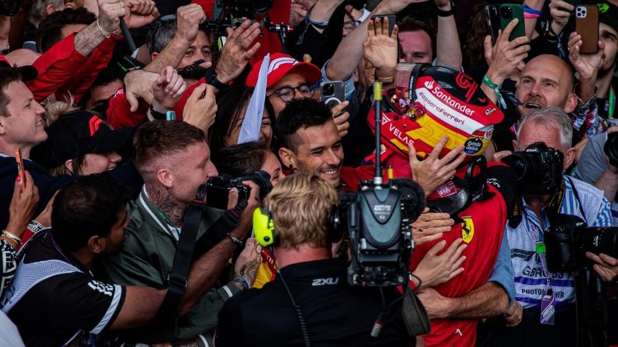 Carlos Sainz é abraçado por integrantes da Ferrari após sua primeira vitória na F1, em Silverstone  - Ferrari 