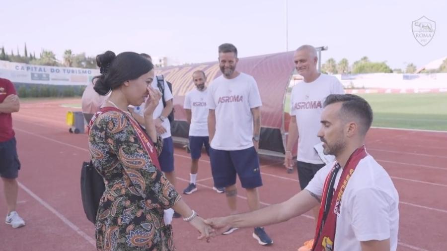Casal de torcedores da Roma pede "benção" a José Mourinho para se casar  - Reprodução/Twitter