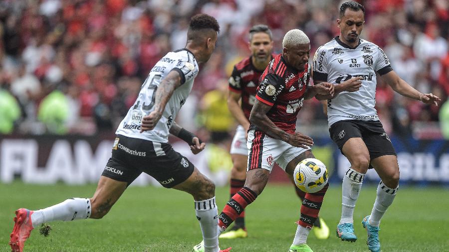 Marinho disputa a bola com Lima na partida entre Flamengo e Ceará no Maracanã - Thiago Ribeiro/AGIF