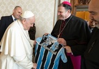 Papa Francisco ganha camisa do Grêmio no Vaticano: 