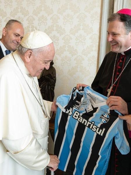 Papa Francisco recebe camisa do Grêmio de presente no Vaticano - Servizio Fotográfico - L"Osservatore Romano/Divulgação