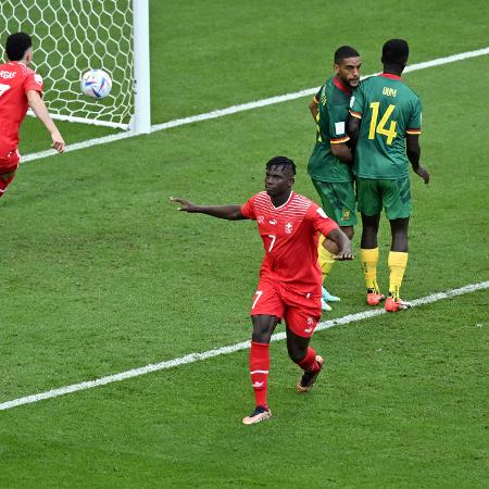 Embolo marcou gol para a Suíça contra Camarões, mas se conteve na comemoração - GLYN KIRK/AFP
