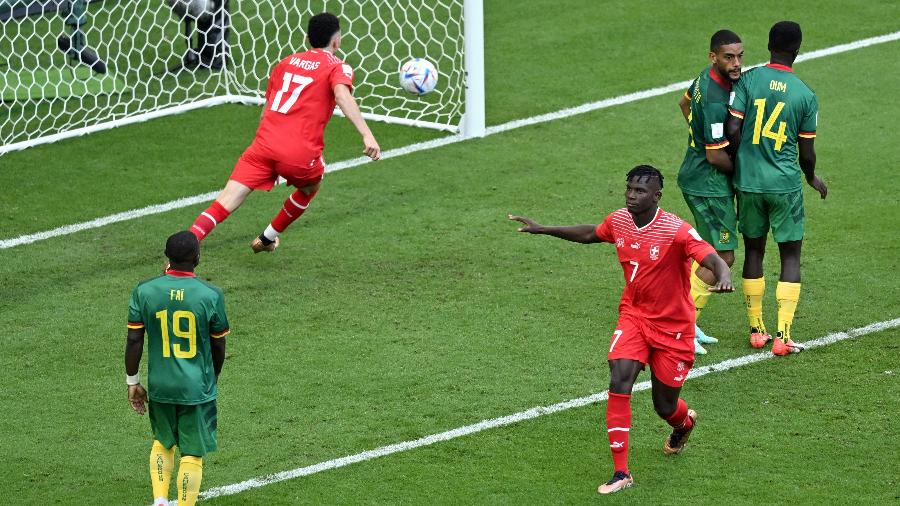 Embolo marcou gol para a Suíça contra Camarões, mas não comemorou - GLYN KIRK/AFP