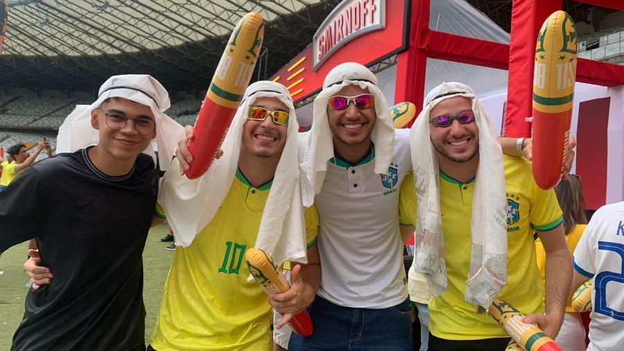 Torcedores se fantasiam de sheik em jogo do Brasil transmitido no Mineirão - Lohanna Lima/UOL