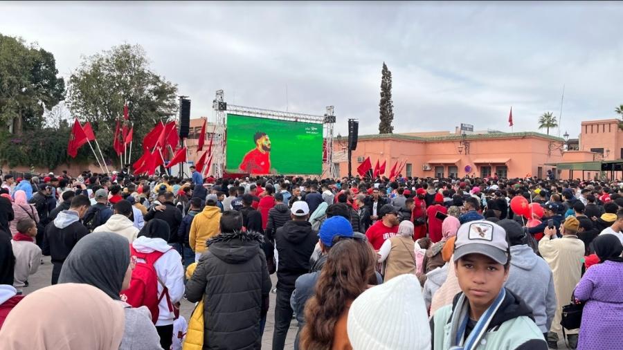 Marroquinos lotam praça em Marrakech para acompanhar a partida entre a seleção nacional e a Espanha na Copa do Mundo do Qatar - Arquivo pessoal