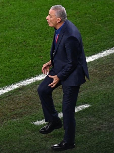 Técnico do Brasil, Tite, reage durante jogo contra a Croácia na Copa do Qatar - Anne-Christine POUJOULAT / AFP