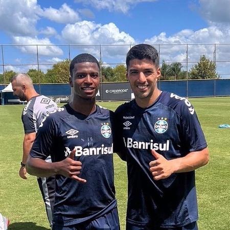 Kaick e Luis Suárez durante treino do Grêmio - Reprodução