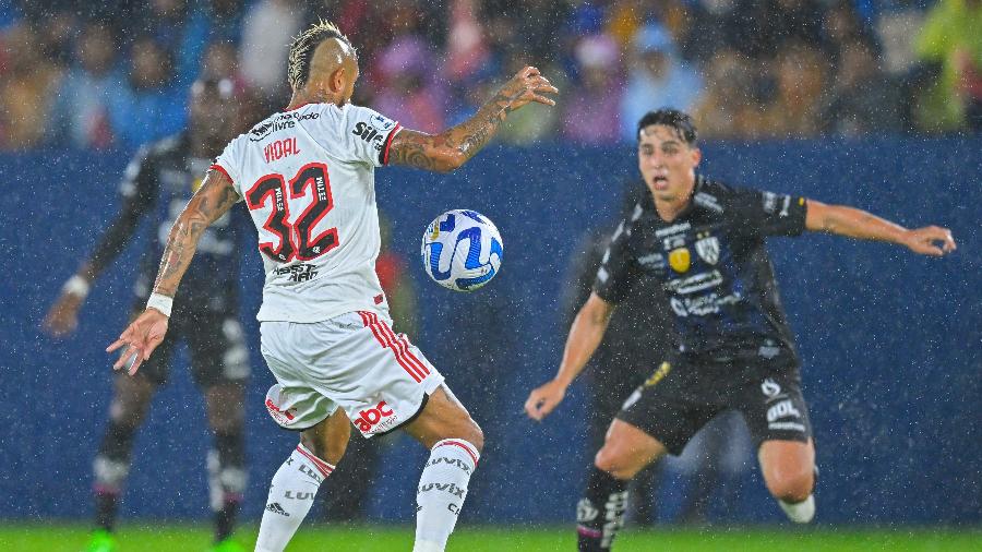 Vidal em ação pelo Flamengo no duelo diante do Del Valle, pela Recopa Sul-Americana - Rodrigo BUENDIA / AFP