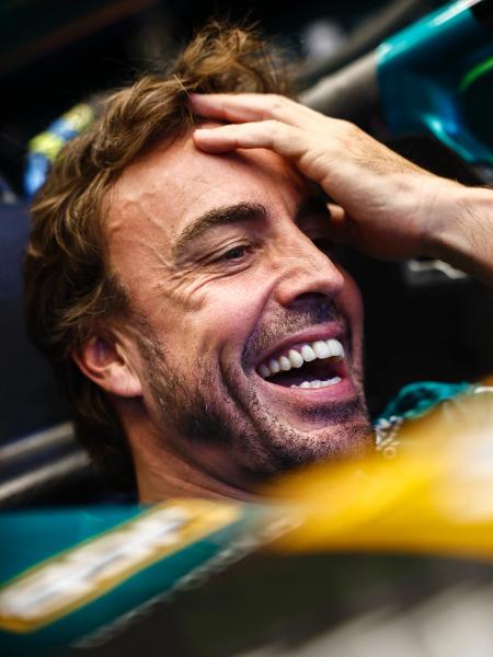 Fernando Alonso no cockpit do AMR23 durante o fim de semana do GP de Miami - Zak Mauger/Aston Martin