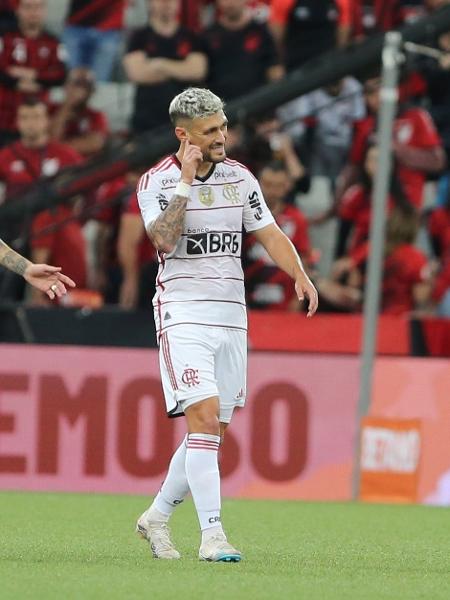Arrascaeta comemora gol do Flamengo contra o Athletico-PR, pelas quartas da Copa do Brasil