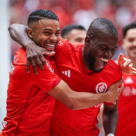Wanderson e Enner Valencia, do Internacional, comemoram gol marcado contra o Santos pelo Campeonato Brasileiro
