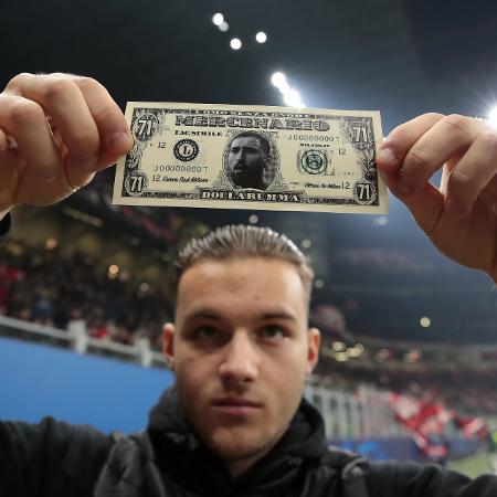 Torcedor do Milan exibe nota de dinheiro falsa em protesto contra o goleiro Donnarumma