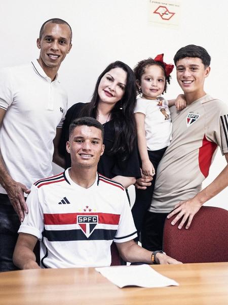Ex-zagueiro Miranda com seu filho, João Vitor, e sua família