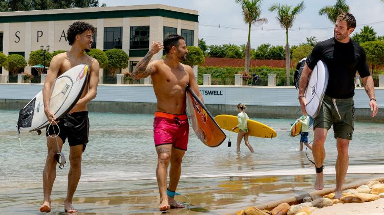 L7nnon, Italo Ferreira e Chris Hemsworth surfam juntos no Boa Vista Village Surf Club