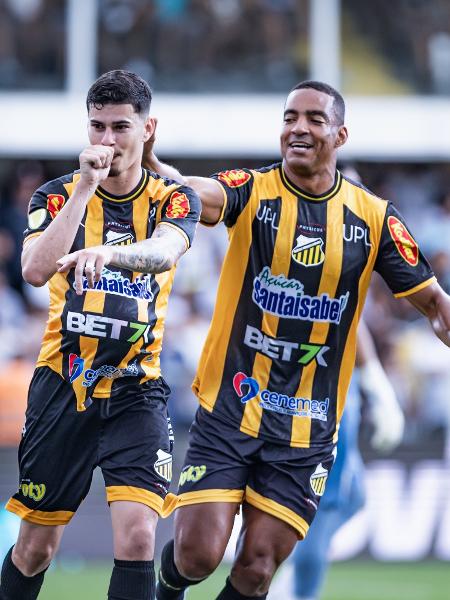 Rômulo, do Novorizontino, comemora gol marcado contra o Santos pelo Paulista