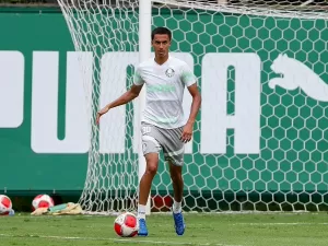 Quem é zagueiro de 18 anos que virou opção no Palmeiras após lesão de Gómez