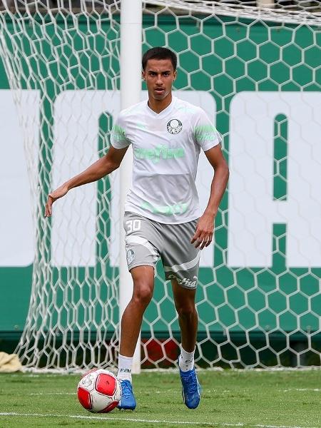 Vitor Reis está treinando com o elenco principal do Palmeiras após a lesão de Gustavo Gómez