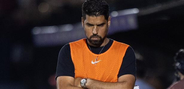 Cresce pressão, mas diretoria do Corinthians mantém António Oliveira como técnico