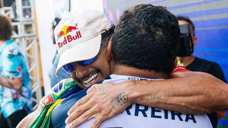 Italo Ferreira abraça seu pai após conquistar título inédito de Saquarema do Mundial de Surfe Italo Ferreira abraça seu pai após conquistar título inédito de Saquarema do Mundial de Surfe