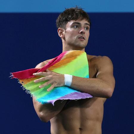 Tom Daley, atleta de saltos ornamentais da Inglaterra, viralizou por tricotar durante as Olimpíadas de Tóquio 2020